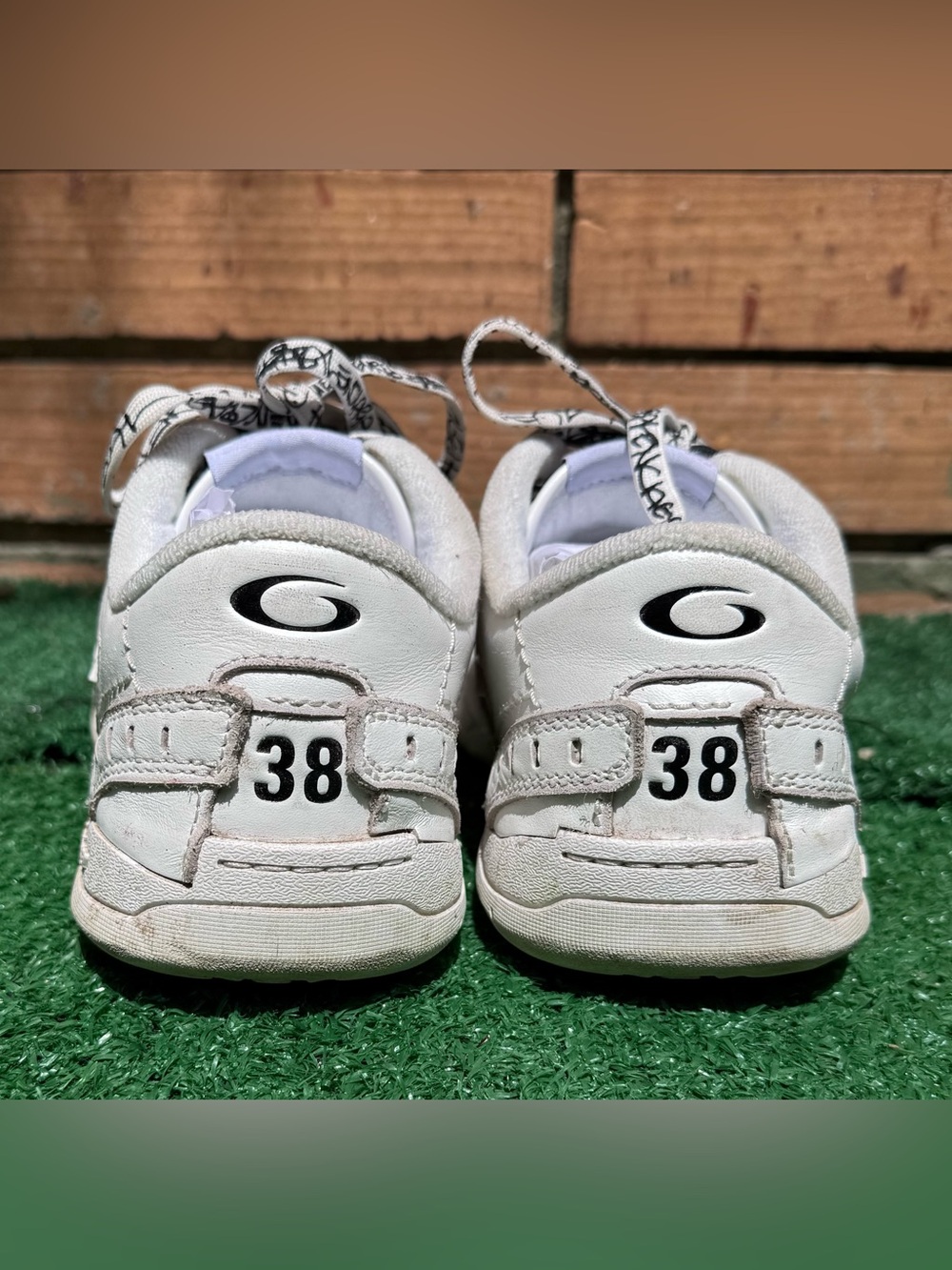 Balenciaga Hamptons Worn Out Sneaker White - Picture 8 of 11